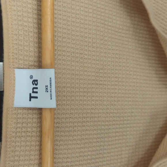Aritzia Tna Tan Waffle Knit Ribbed Fitted Long Sleeve Crop Bodysuit-2XS Like New - Picture 3 of 4